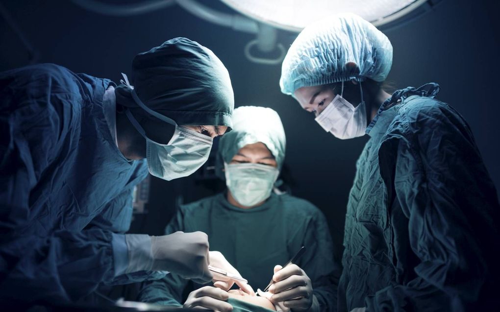 Polypropyleen bekkenbodemimplantaten worden operatief via de vagina of de buikwand geplaatst als laatste redmiddel bij onder meer baarmoeder- en blaasverzakkingen. Dit leidt bij een deel van de vrouwen echter tot ernstige klachten, zoals buikpijn, vaginal
