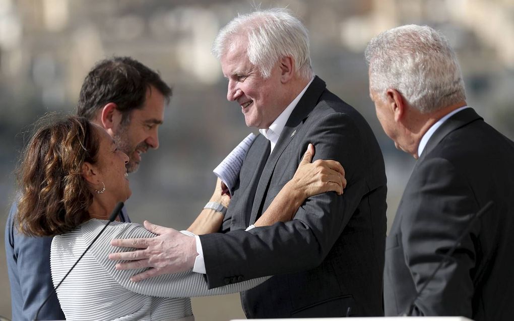 De Italiaanse minister van Binnenlandse Zaken Luciana Lamorgese (l.) omhelst haar Duitse ambtgenoot Horst Seehofer (r.). beeld EPA, Domenic Aquilsina