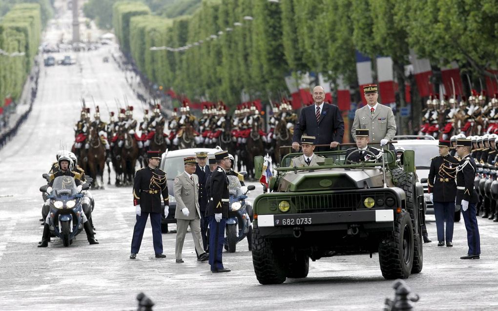 Jacques Chirac tijdens een herdenkingsceremonie vanwege het einde van de Tweede Wereldoorlog, mei 2007 in Parijs. beeld EPA, Christophe Karaba