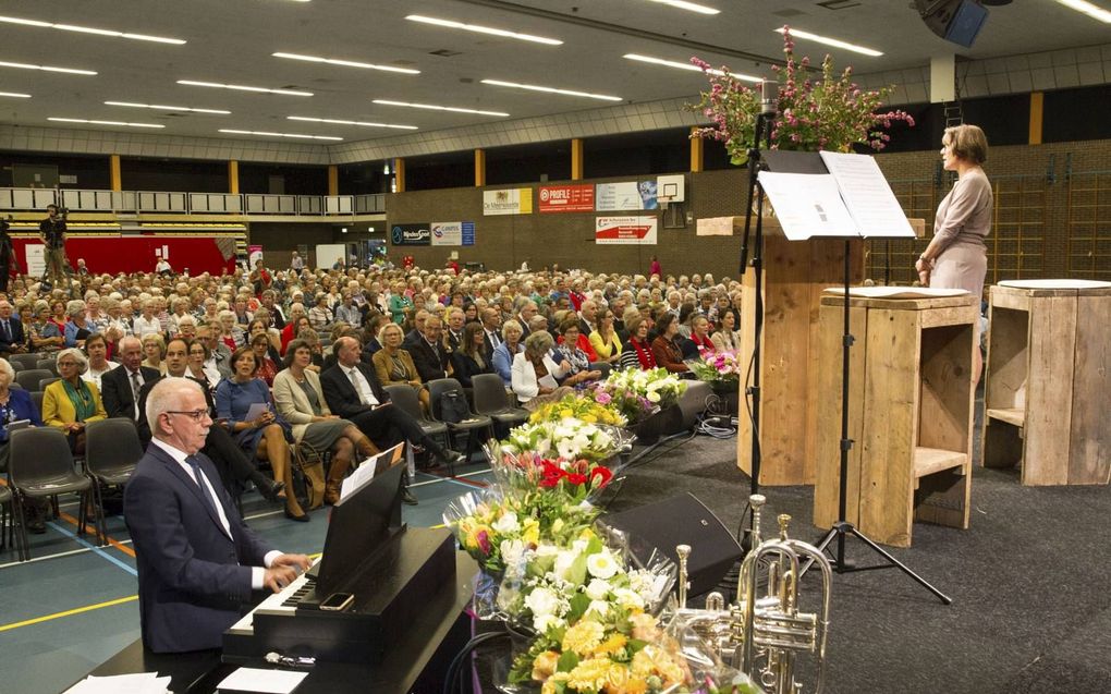 De Bondsdag van de Hervormde Vrouwenbond, donderdag gehouden in de Veluwehal te in Barneveld, werd bezocht door ruim duizend vrouwen. De dag was gewijd aan het jaarthema van de vrouwenbond: ”Hou(d) vast”.  beeld RD, Anton Dommerholt