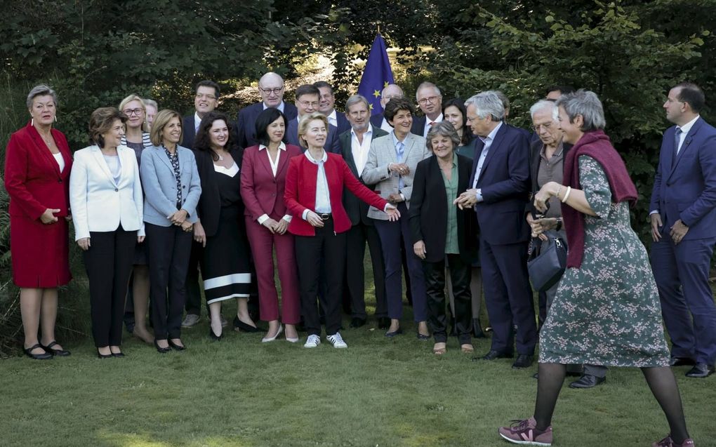 Foto van de beoogde Europese Commissarissen, genomen op 12 september in het Belgische Genval. beeld EPA, Olivier Hoslet