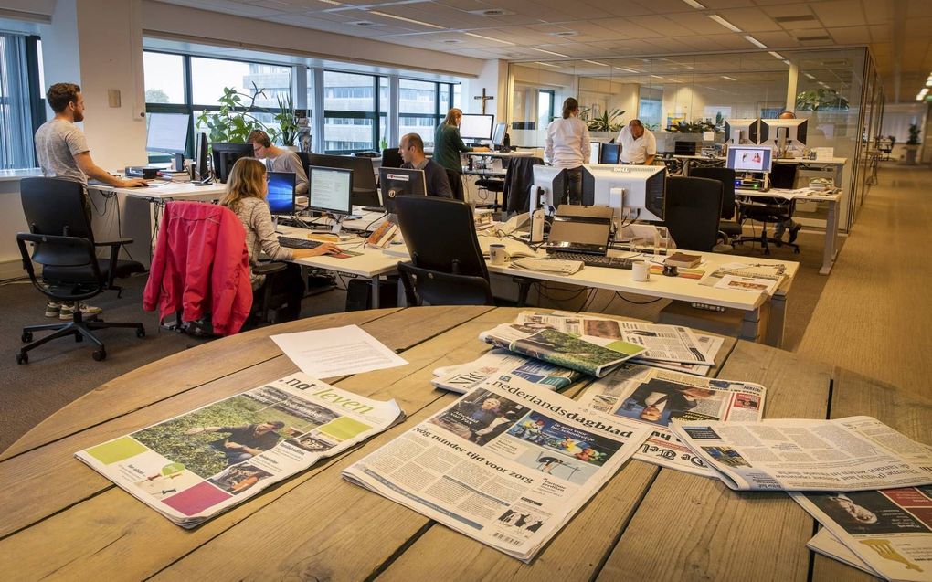 Bij het Nederlands Dagblad werken zo’n vijftig redacteuren. Met verschillende kerkelijke achtergronden, tot aan luthersen en rooms-katholieken toe. Vijfenzeventig jaar geleden was dat ondenkbaar; medewerkers moesten vrijgemaakt gereformeerd zijn. beeld RD
