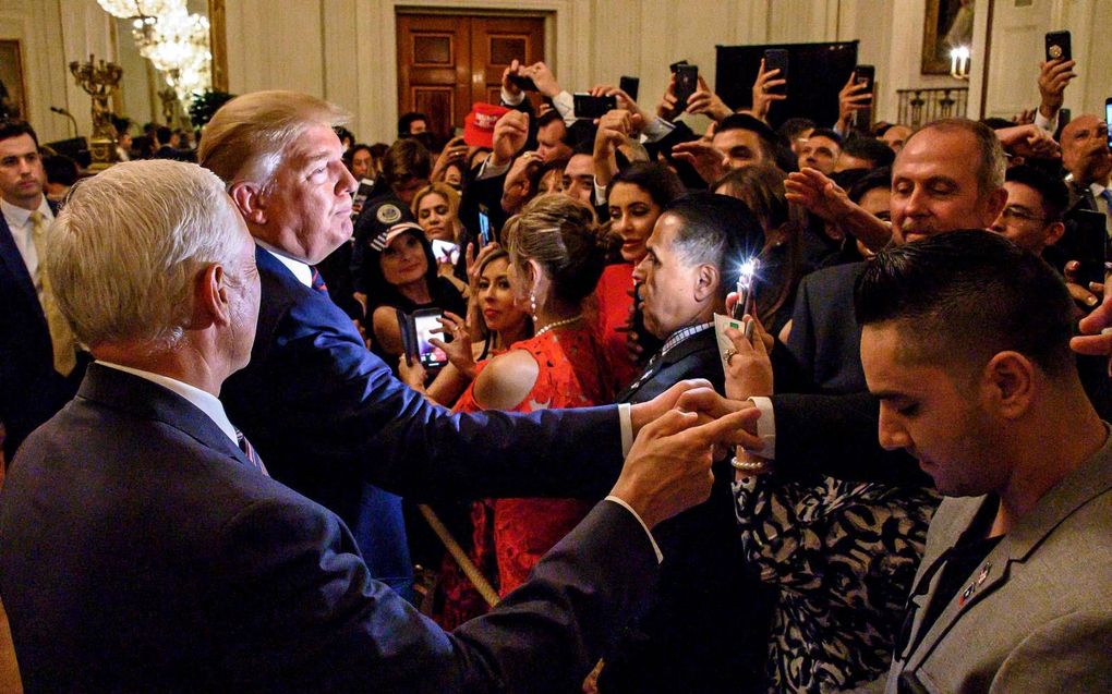 De Amerikaanse president Donald Trump (m.) en vicepresident Mike Pence (l.). beeld AFP, Jim Watson