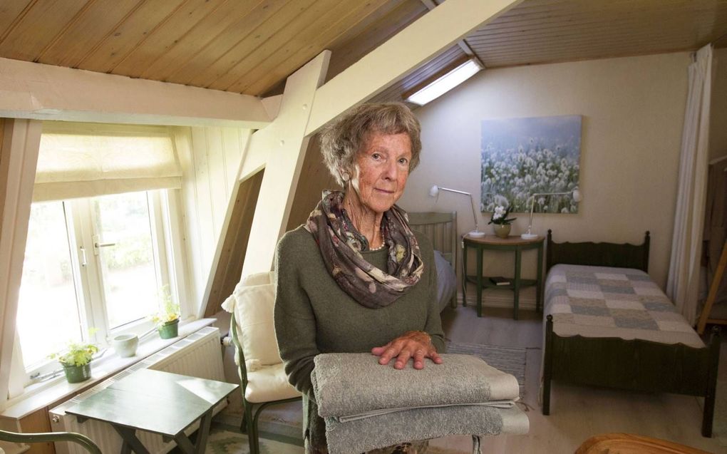 Gerrie Hardeman (79) runt bed and breakfast Huize Erica alleen na het overlijden van haar man. Met wat hulp van de kinderen, die het huis een paar jaar geleden gekocht hebben. beeld RD, Anton Dommerholt