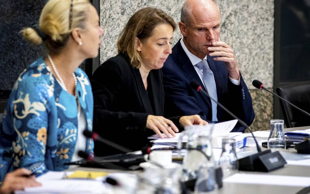 De ministers Kaag (links) en Blok (rechts), maandag bij het notaoverleg in de Tweede Kamer. beeld ANP, Sem van der Wal