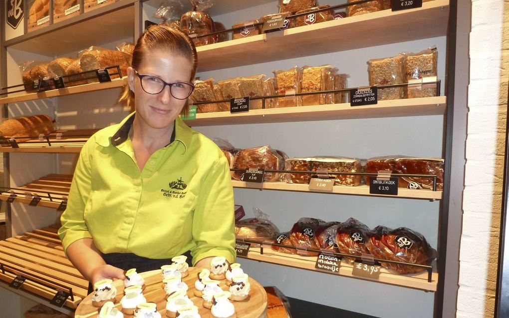 Een medewerkster van Bakkerij van den Berg uit Monster met de ontmoetingsgebakjes. beeld Annemieke Veldhuizen-Boogert