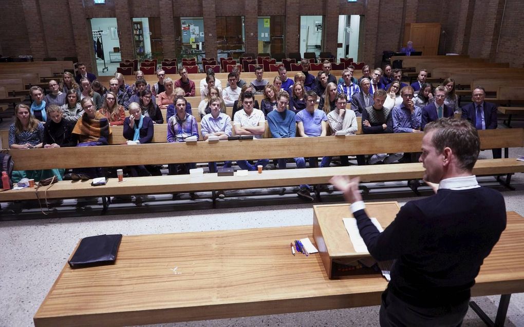 Ouderling Bart Bolier sprak vrijdagavond in Utrecht op de najaarsvergadering van de reformatorische studentenvereniging Solidamentum over vreemdelingschap. Hij vergeleek daarbij onze tijd met de tijd van Daniël in Babel. beeld Jaco Klamer