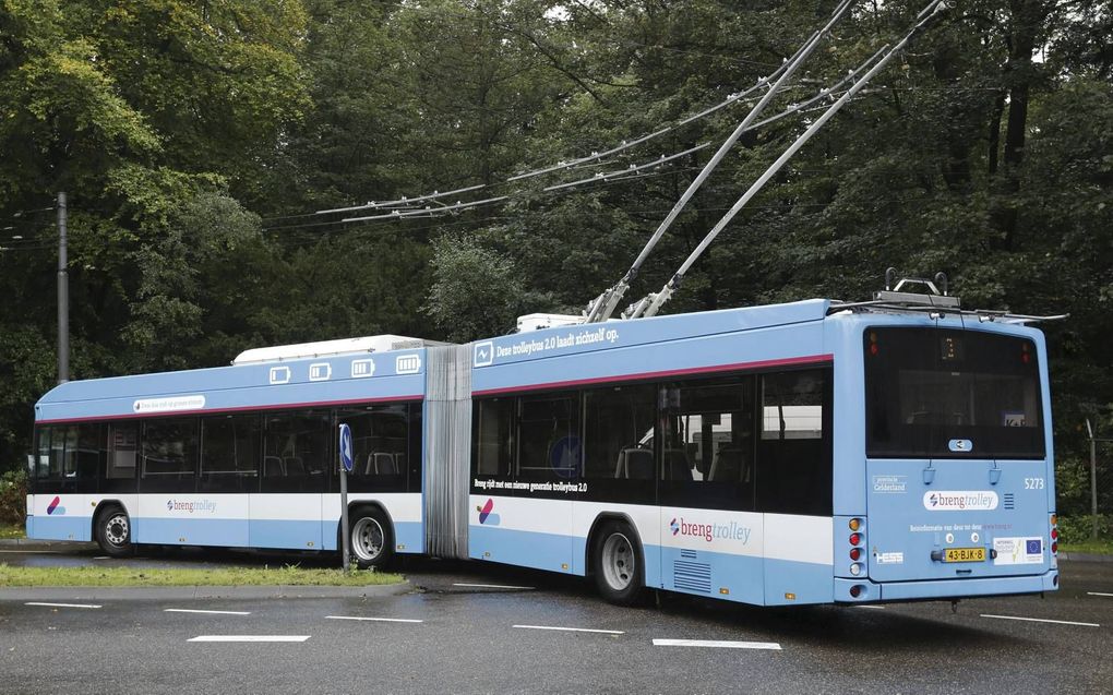 Trolleybus 2.0 kan minimaal 10 kilometer zonder bovenleiding rijden. Het enthousiasme bij de chauffeurs over de nieuwe bus is groot. beeld VidiPhoto