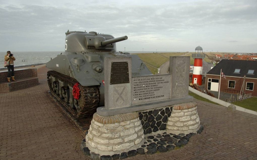 „Op 3 en 29 oct. 1944 werd deze dijk door geallieerde bommen doorbroken terwille van de bevrijding van Walcheren”, zegt het bord op de tank op de Westkapelse dijk. „Westkapelle werd verwoest, Walcheren door de zee overspoeld. 1 nov. landing der geallieerd