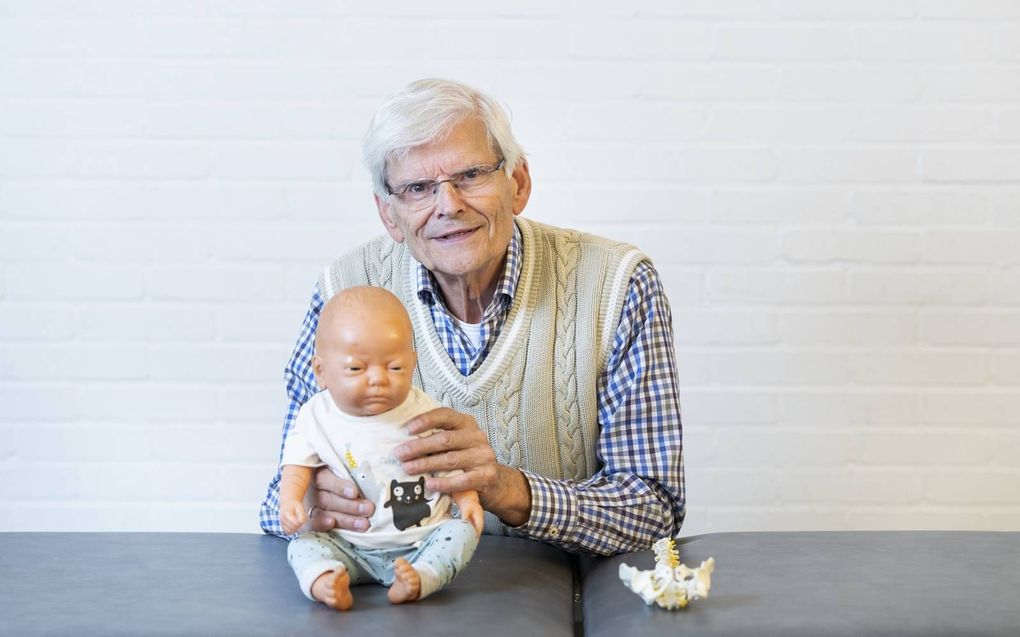 Manueel fysiotherapeut Henk Mohr (83) werkt nog altijd vijf halve dagen in zijn praktijk. beeld Niek Stam