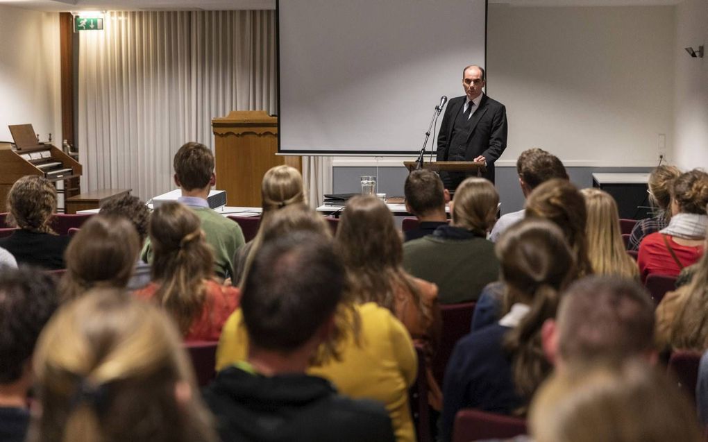 Prop. A. J. van Wingerden uit Hendrik-Ido-Ambacht sprak zaterdag in Barneveld voor circa honderd jongeren over het thema ”Gezag”. beeld André Dorst