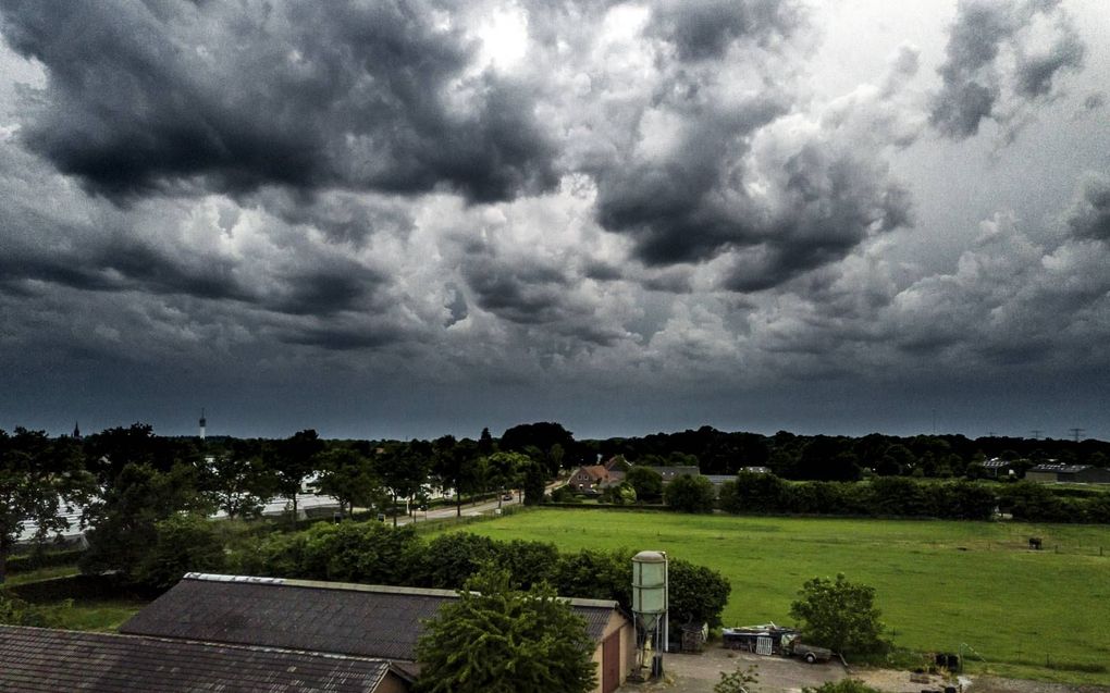 Agrariërs die willen doorgaan met hun boerderij, krijgen van het kabinet steun voor de bouw van moderne stallen waaruit minder stikstof ontsnapt. Foto: een boerderij in de buurt van Mierlo, in het zuidoosten van Brabant. beeld ANP, Rob Engelaar