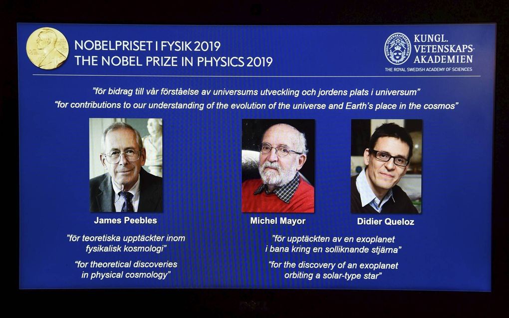 De Zwitsers Michel Mayor en Didier Queloz en de Canadees James Peebles delen dit jaar de Nobelprijs voor de natuurkunde. beeld AFP, Jonathan Nackstrand