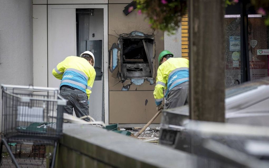 Plofkraak in Ouderkerk leverde vrijdag in de Dorpsstraat een enorme ravage op.  beeld  Michel van Bergen