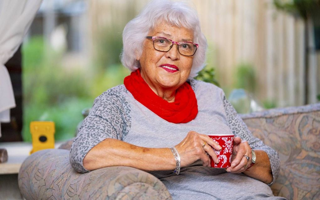 Gerda Landsmeer uit Dordrecht kreeg veertig jaar geleden de diagnose reuma. Doordat er toen nog geen goede medicijnen beschikbaar waren, raakten haar handen vergroeid. beeld Cees van der Wal