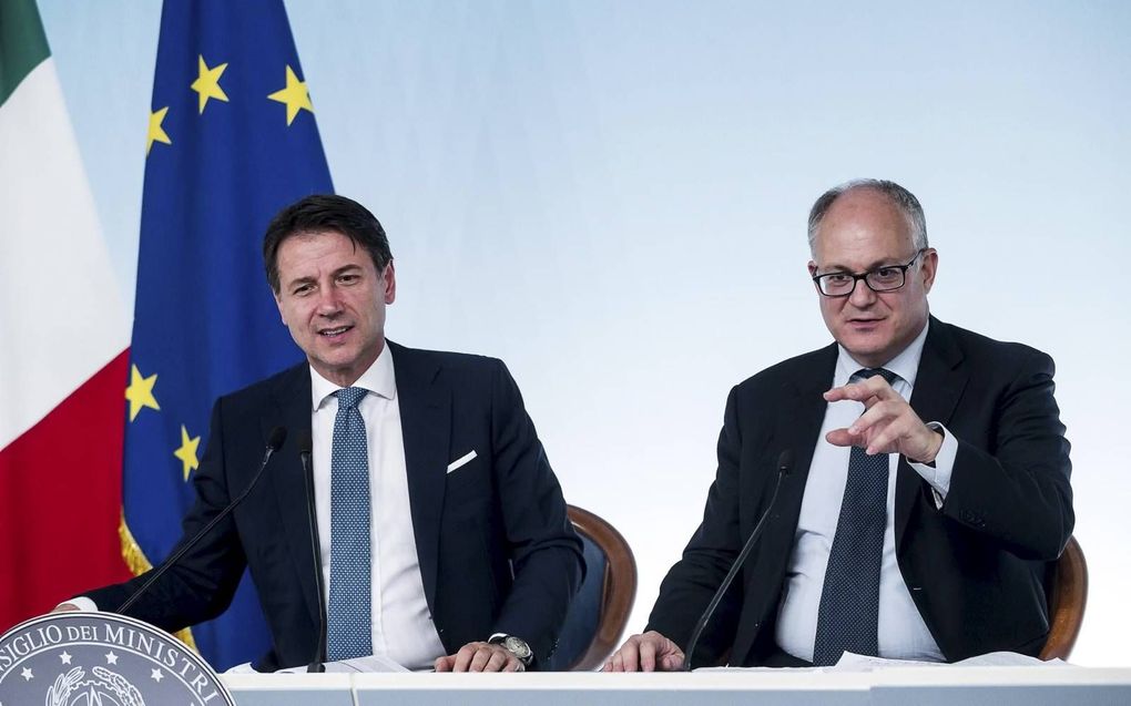 De Italiaanse premier Guiseppe Conte (l.) met Roberto Gualtieri, minister van Economische Zaken, tijdens een persconferentie in Rome. beeld EPA, A. Carconi