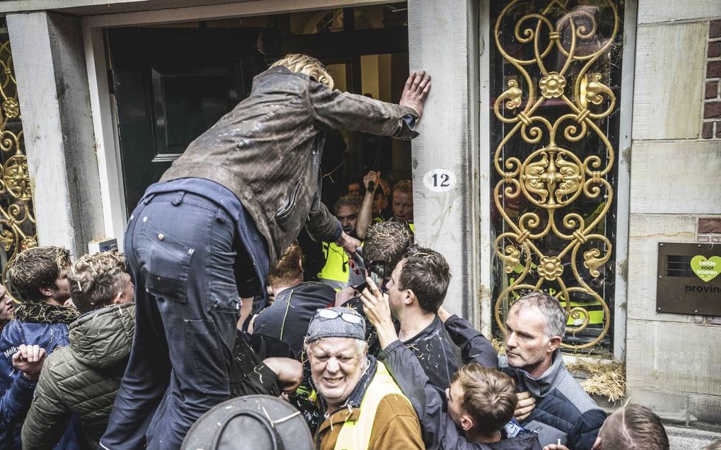 Boze boeren forceren met een trekker de deur van het Groningse provinciehuis en dringen het gebouw binnen. Duizenden boeren eisten maandag in zeven provinciale hoofdsteden intrekking van stikstofregels die strenger zijn dan het kabinet voorstaat.  beeld A