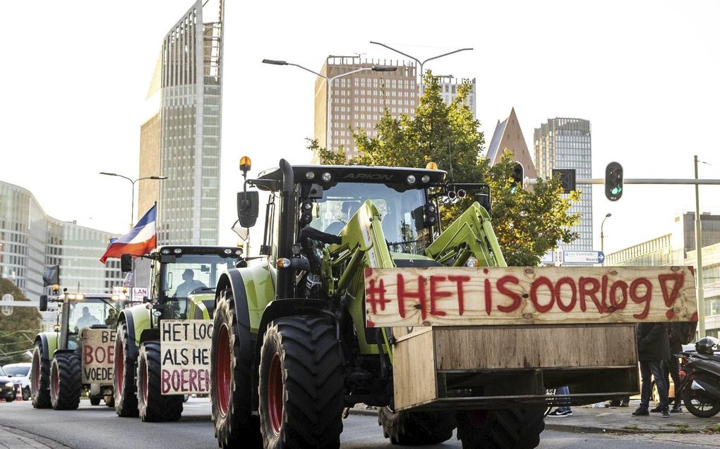 Boeren rijden met hun tractoren door Den Haag. Belangenbehartiger LTO Noord riep op tot het boerenprotest en eist een opschorting van de beleidsregels rond stikstof. beeld ANP, Remko de Waal