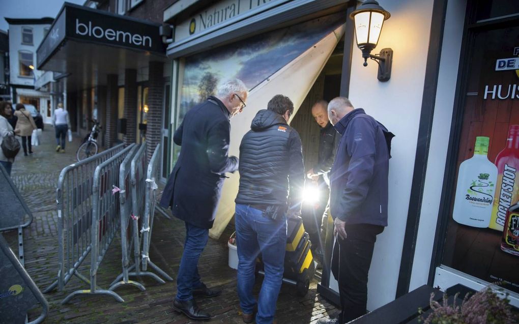 De politie doorzocht woensdag twee plaatsen in Zwartsluis. De 67-jarige vader die zich met zes van zijn kinderen jarenlang afgezonderd leefde in een boerderij in Ruinerwold, zou in 2004 korte tijd een speelgoedzaak hebben gerund in Zwartsluis.  beeld ANP,