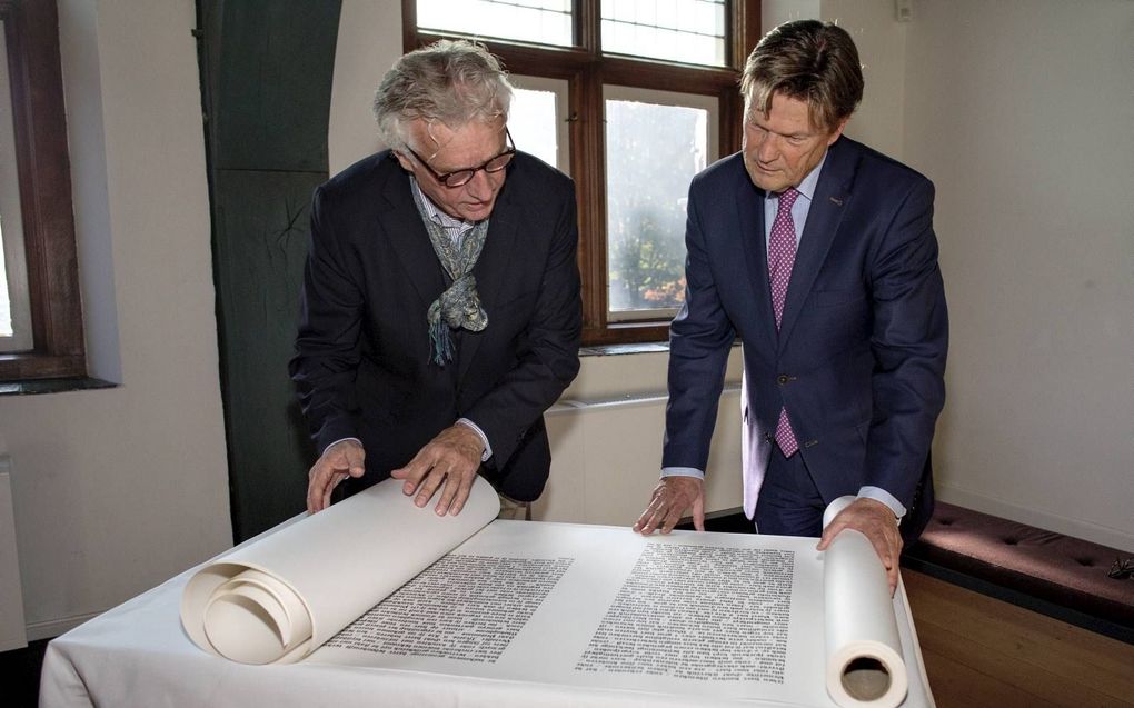 De Dordtse wethouder van cultuur Piet Sleeking (r.) ontving de Statenbijbel uit handen van de directeur van het Dordrechts Museum, Peter Schoon. beeld Dirk Hol