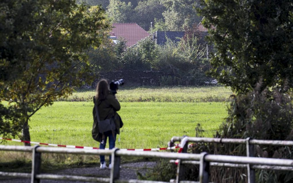 Het bruggetje bij de boerderij aan de Buitenhuizerweg in Ruinerwold waar een vader en zes kinderen jaren in de kelder woonden.  beeld ANP, Vincent Jannik