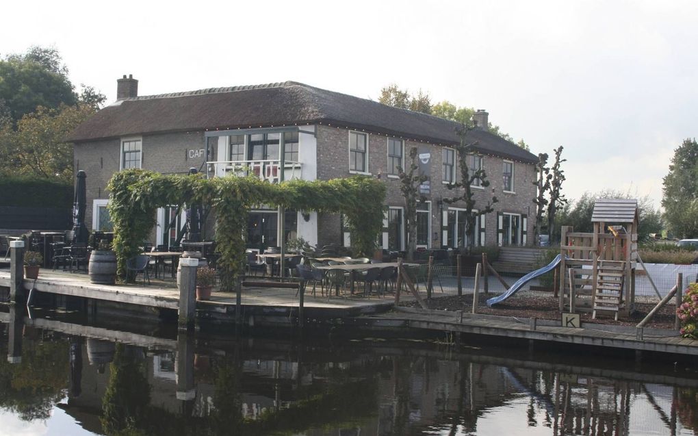 Onder andere restaurant ’t Raadhuis in Goudriaan is tegen de nieuwe regels van de gemeente Molenlanden over de beperking van zondagsopenstelling van terrassen. beeld André Bijl