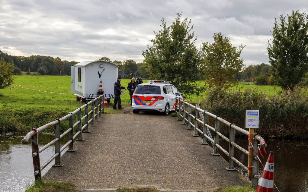 De politie deed ook vrijdag onderzoek naar de boerderij in Ruinerwold waar vader Van D. en zes van zijn kinderen verscholen zaten.  beeld ANP, Wilbert Bijzitter