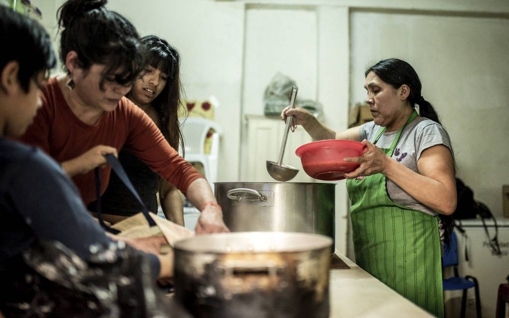 Maria Orellana kookt kippenstoof in de gaarkeuken van El Pobre de Asis, een stichting die hulp biedt aan armen en daklozen in Buenos Aires. beeld Julian Andres Galan