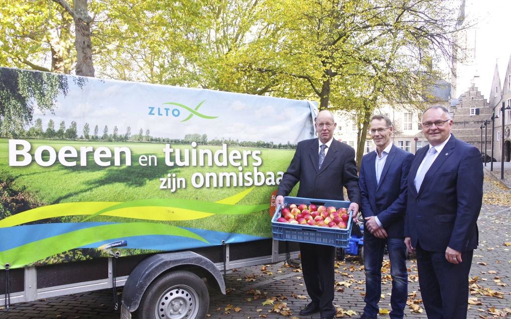 Van links naar rechts: SGP-bestuurslid Hans van den Dorpel, veehouder Pieter de Ruijter en SGP-Statenlid Kees van den Berge. beeld Van Scheyen Fotografie