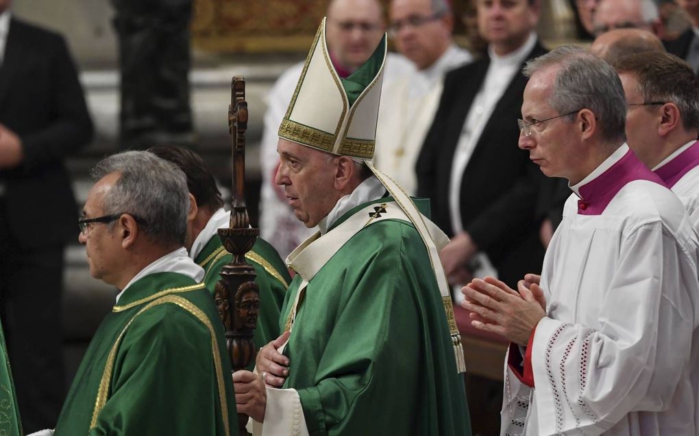 Paus Franciscus tijdens de bisschoppensynode uit het Amazone-gebied in het Vaticaan.  beeld AFP, Andreas Solaro