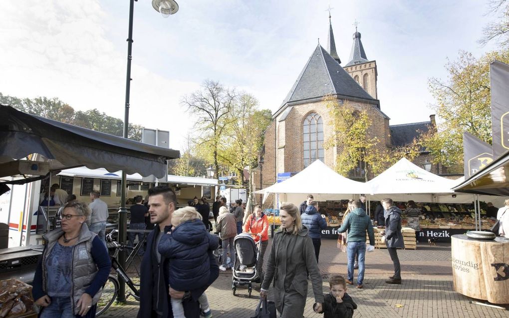 De markt in Scherpenzeel met op de achtergrond de Grote Kerk. Diverse inwoners van de Gelderse plaats worden niet warm van een fusie met Barneveld. beeld RD, Anton Dommerholt