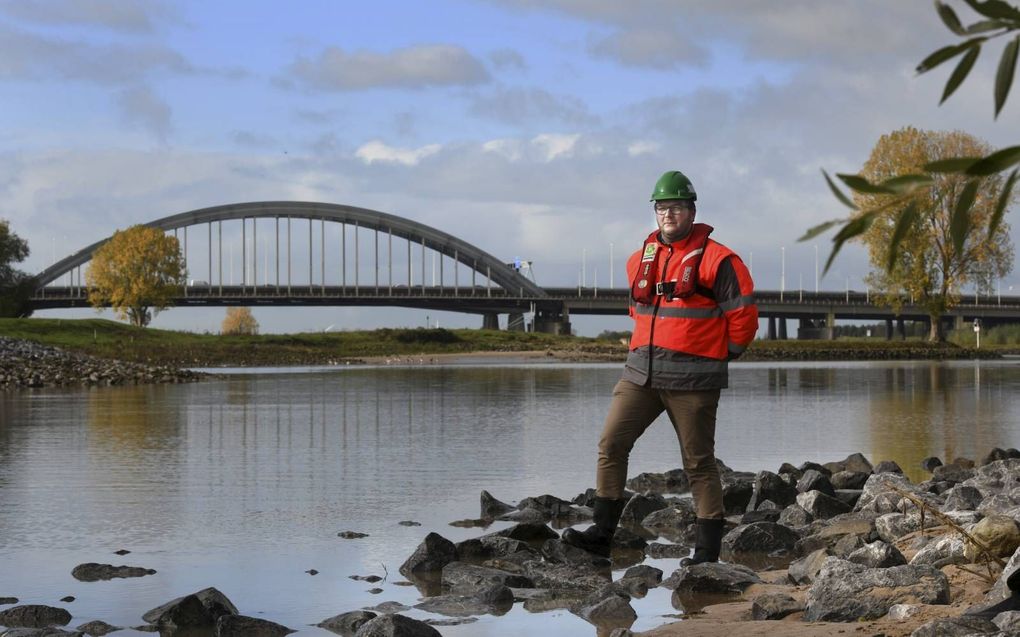 Jochem Bloemendaal bij de Lek, met de Oude Lekbrug op de achtergrond. „Momenteel liggen bij ons vijf à zes projecten stil, maar landelijk loopt dat op tot in de tientallen.” beeld William Hoogteyling