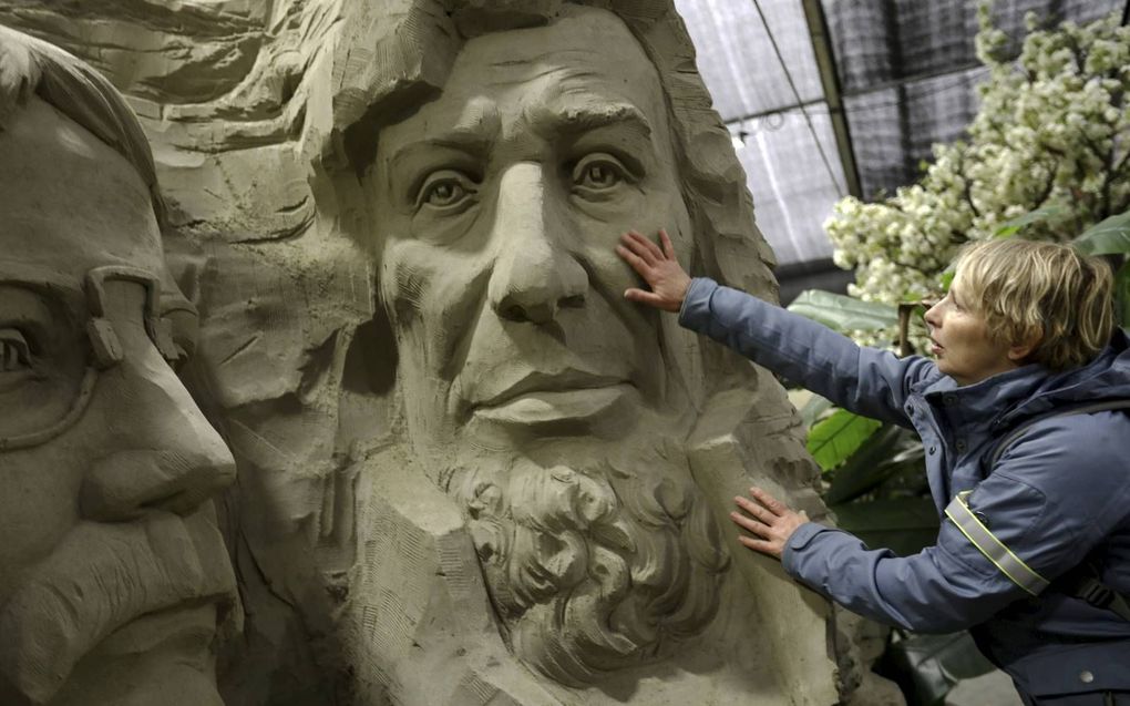 De zandsculpturen in Garderen mochten maandag en dinsdag worden aangeraakt. Ongeveer honderd visueel gehandicapten maakten daar dankbaar gebruik van. Volgende week gaan de kunstwerken tegen de vlakte. beeld VidiPhoto