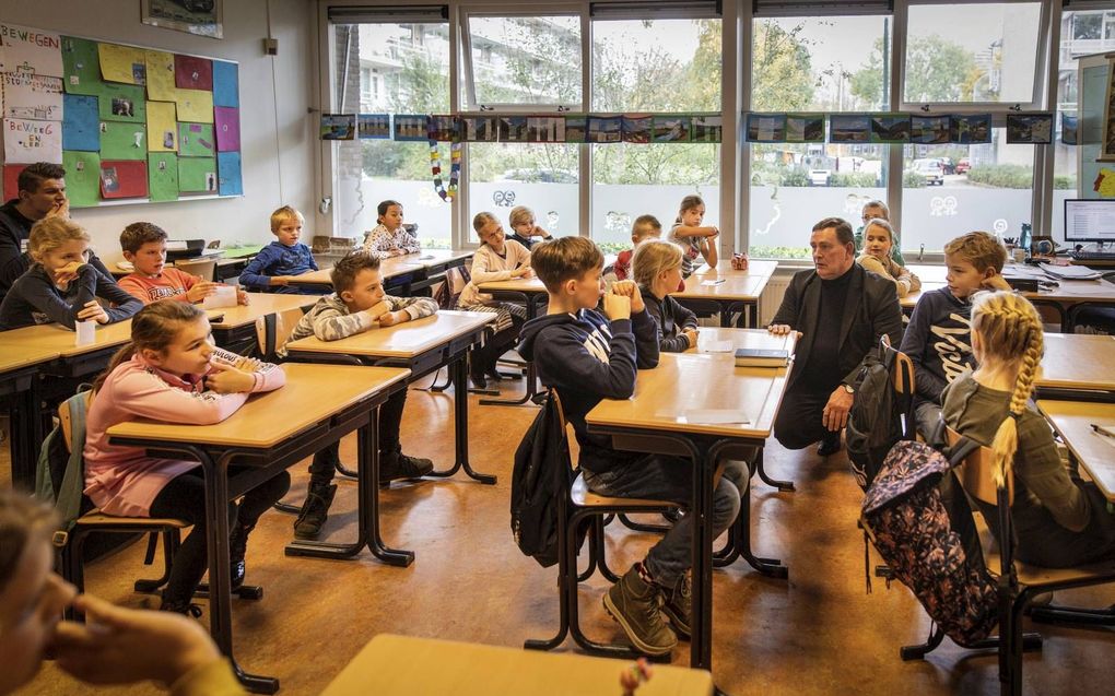Ds. A. Simons ging dinsdag met leerlingen van de Jan de Bakkerschool in Woerden in gesprek over dankdag. beeld RD, Henk Visscher