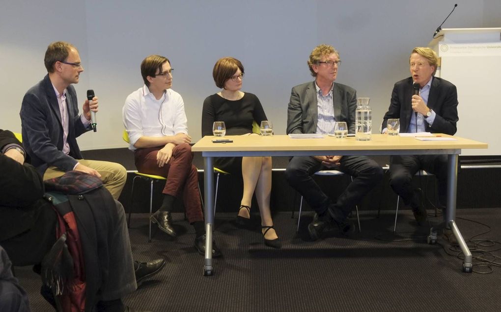 V.l.n.r.: Ds. Marco Visser, Mart Jan Luteijn, ds. Barbara de Groot, ds. Jan Offringa en dr. Ad van Nieuwpoort. beeld RD