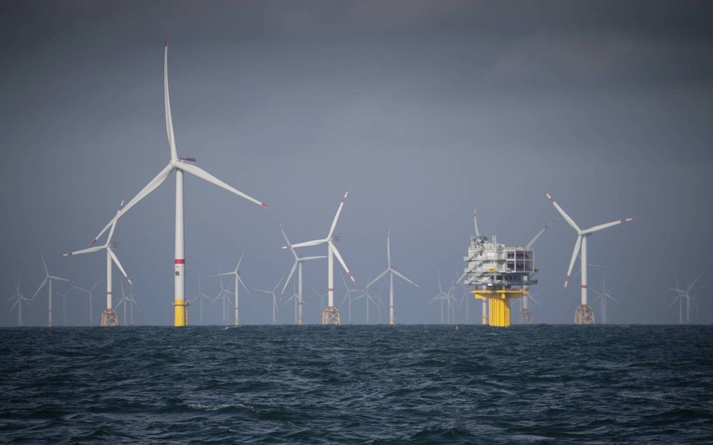 „Voor de energie-industrie en partijen die begaan zijn met het klimaat is het essentieel te zoeken naar mogelijke beleidswijzigingen die het voor oliebedrijven financieel aantrekkelijk maken om te investeren in een koolstofarme toekomst.” Foto: windturbin