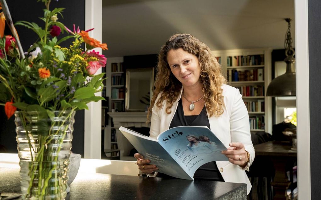 Marja Verhoeve met het eerste nummer van het christelijke blad Stel: „In orthodox-christelijke kring heerst nogal eens de gedachte: Dit ligt gevoelig, dus daar hebben we het niet over.” beeld Cees van der Wal