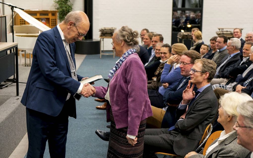 Uitgever W. B. Kranendonk overhandigt het boek van Thomas Halyburton aan schrijfster N. J. Spaan. beeld Cees van der Wal