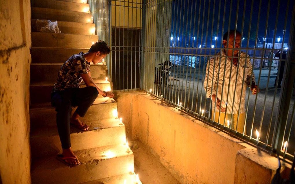 Indiase hindoes vierden dit weekend de rechterlijke uitspraak rond Ayodhya met het aansteken van kaarsjes in en rond hun huis. beeld AFP, Sanjay Kanojia