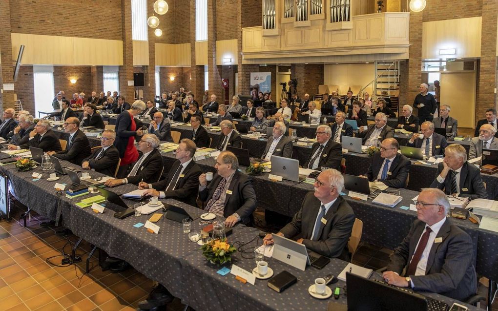 In de Oenenburgkerk in Nunspeet begon dinsdag de eerste zittingsweek van de generale synode van de Christelijke Gereformeerde Kerken. De 52 afgevaardigden vergaderen tot en met vrijdag, onder meer over kerk en Israël, vrouw en ambt en evangelisatie. beeld