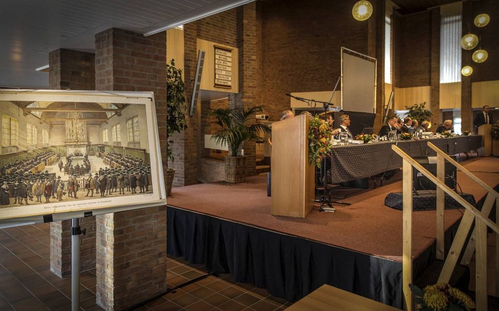 De generale synode van de Christelijke Gereformeerde Kerken (CGK) vergadert tot en met vrijdag in de Oenenburgkerk in Nunspeet. De kerken in Dordrecht hebben de synode bijeengeroepen. Daarom staat er in de vergaderzaal een plaat van de Synode van Dordrech