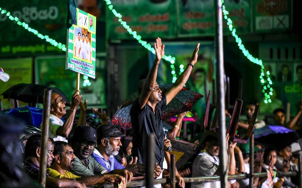 Aanhangers van presidentskandidaat Sajith Premadasa tijdens een campagnebijeenkomst, woensdag. beeld AFP, Ishara S. Kodikara