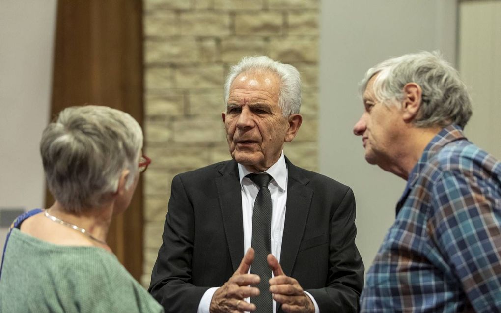 In de pauze was er ruimte voor ontmoeting. Spreker ds. W. Silfhout in gesprek met bezoekers. beeld André Dorst