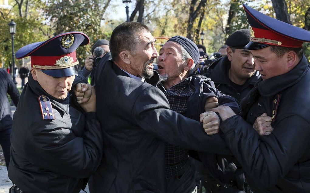 Kazachse politie arresteren betogers in Almaty, in het zuidwesten van Kazachstan, 26 oktober. De demonstranten waren lid van een verboden oppositiegroep. beeld AFP, Ruslan Pryanikov