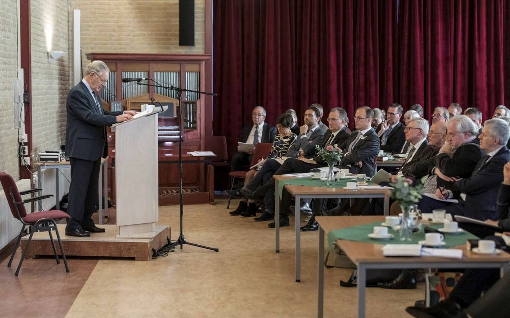 De Gereformeerde Bond hield woensdag in Woudenberg een bijeenkomst met als thema ”Niet alles komt goed – leven in gebrokenheid. Prof. dr. A. de Reuver (achter de katheder): „Het kruis is de harde noot die men moet kraken om te ontdekken dat het binnenste 