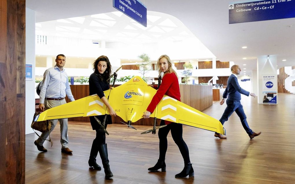 Een consortium van Erasmus MC, ANWB Medical Air Assistance, Sanquin, PostNL, KPN en Avy wil binnen drie jaar bloed en medicijnen bezorgen met een drone.  beeld ANP, Robin van Lonkhuijsen