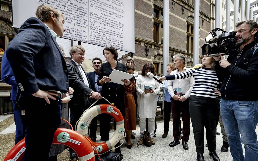 Actiecomité Het Roer Moet Om overhandigde dinsdag een pamflet aan leden van de Tweede Kamer. Reddingsbanden laten zien dat de nood hoog gestegen is: huisartsen trekken aan de bel omdat ze patiënten steeds moeilijker doorverwezen krijgen naar de juiste zor
