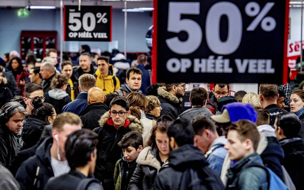 Allerlei winkels adverteren rond Black Friday met hoge kortingen, maar volgens de Consumentenbond worden de kortingen vaak hoger voorgesteld dan dat ze in werkelijkheid zijn. beeld ANP, Robin Utrecht