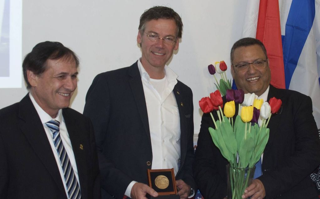 V.l.n.r. Benjamin Philip, Johan van der Ham, en burgemeester Moshe Lion. beeld Alfred Muller