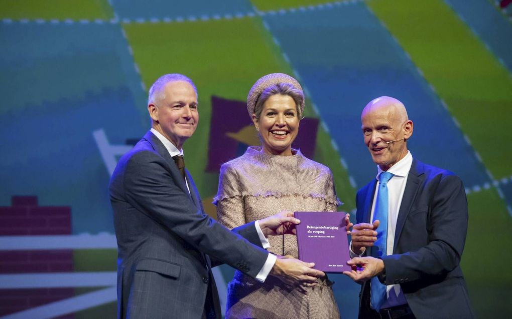 Piet Fortuin (r.), voorzitter van CNV-Vakmensen, overhandigt met algemeen secreatris Johan Slok een jubileumboek aan koningin Máxima tijdens het jubileumcongres van CNV Vakmensen in Nieuwegein. beeld ANP, Frank van Beek